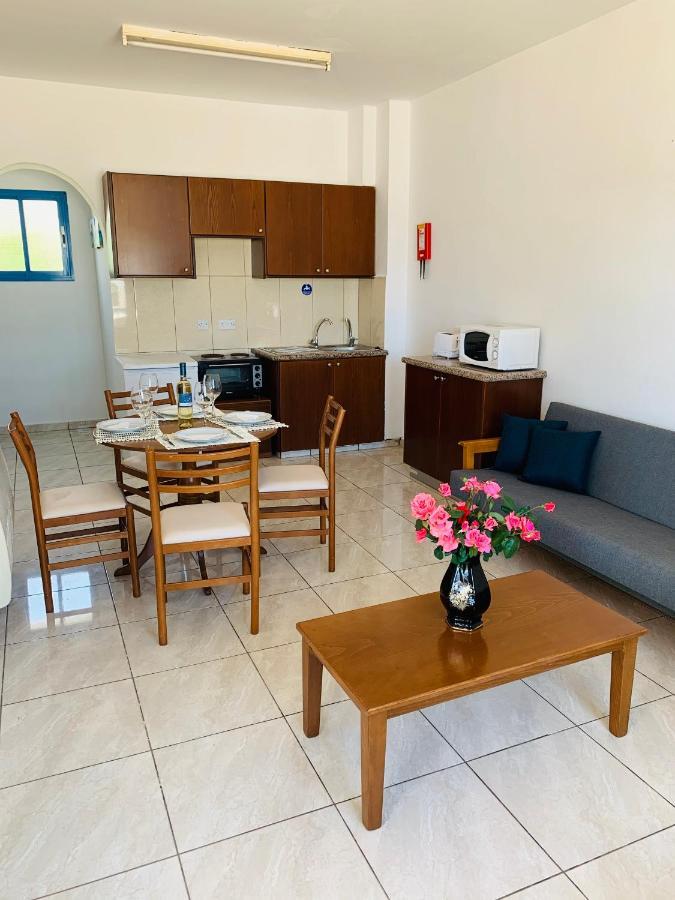 科法罗尼缇公寓酒店 Paphos 外观 照片