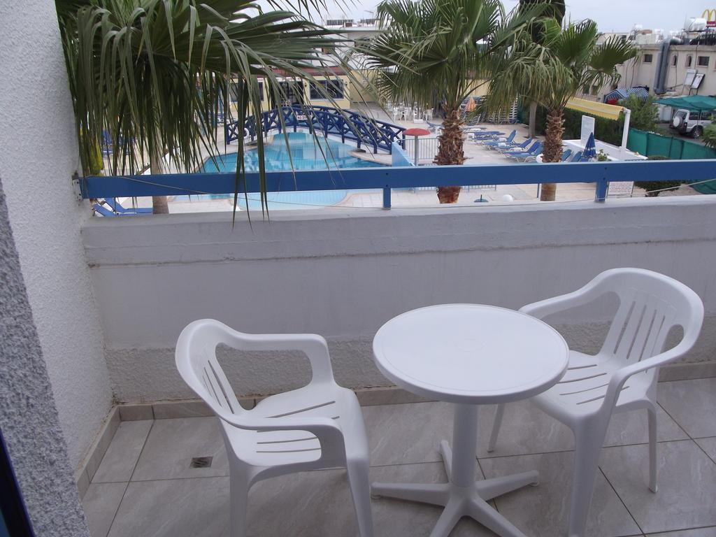科法罗尼缇公寓酒店 Paphos 外观 照片