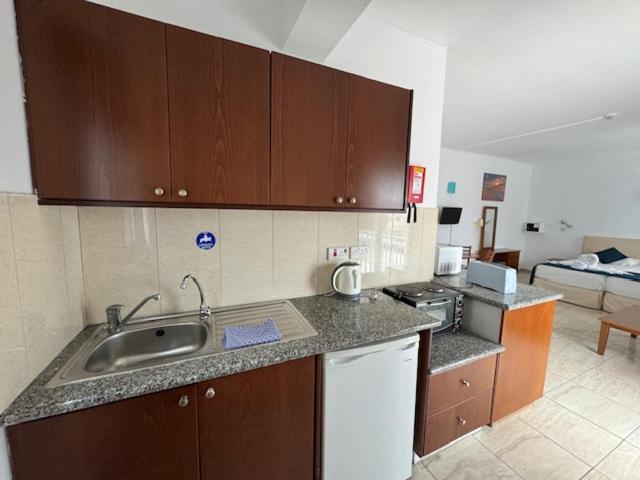 科法罗尼缇公寓酒店 Paphos 外观 照片