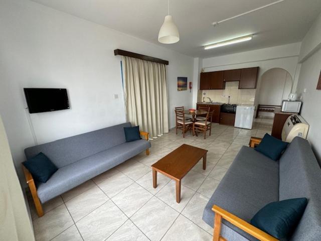科法罗尼缇公寓酒店 Paphos 外观 照片