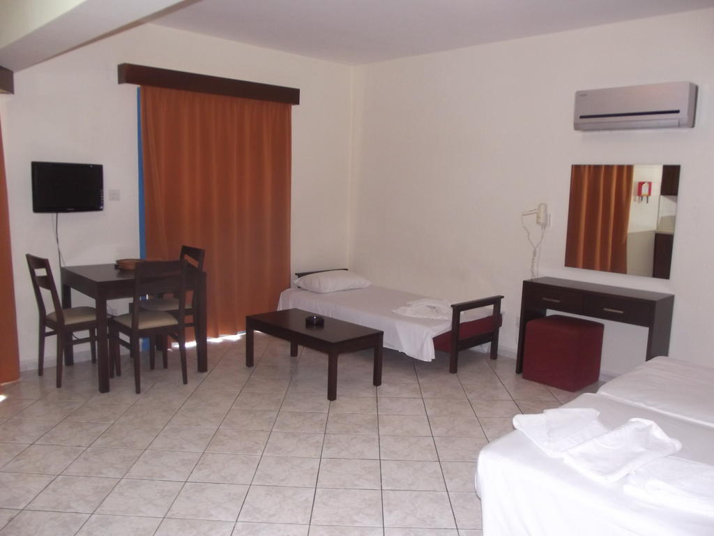 科法罗尼缇公寓酒店 Paphos 客房 照片