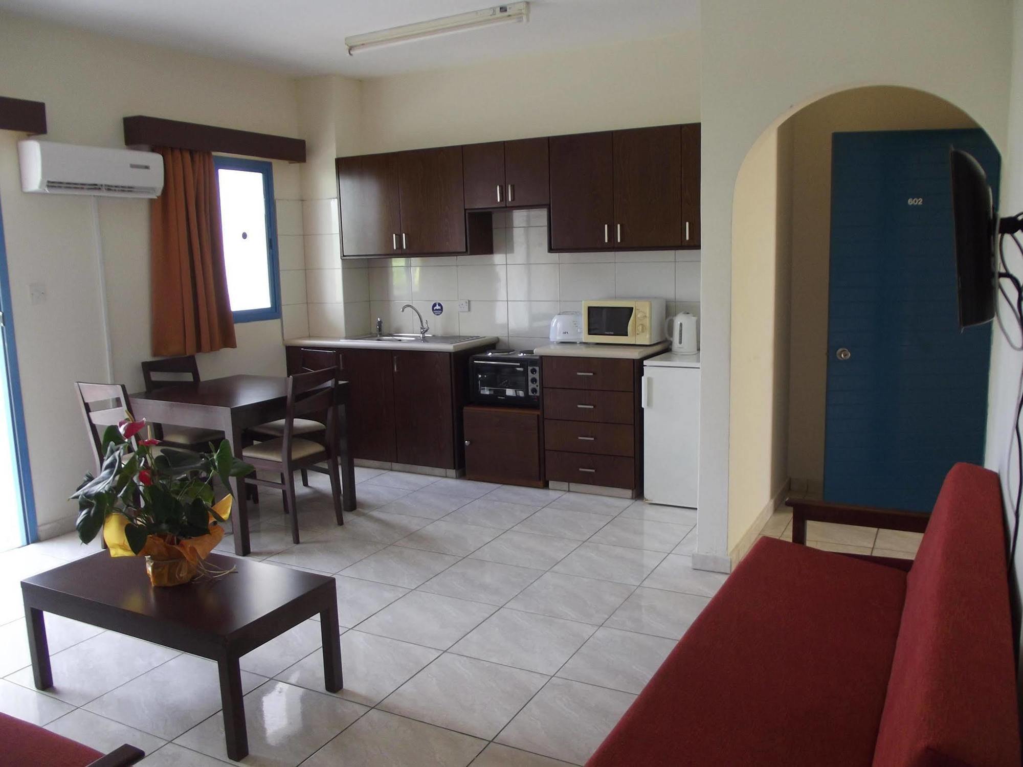 科法罗尼缇公寓酒店 Paphos 外观 照片